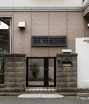 entrada-da-casa-de-cultura-japonesa-com-cerca 300x350